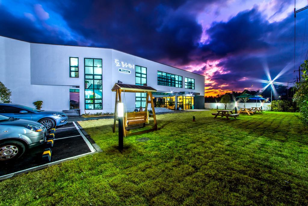 Dorami Pension Seogwipo Bagian luar foto
